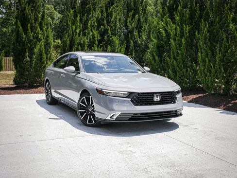 Used 2025 Honda Accord Touring image 2