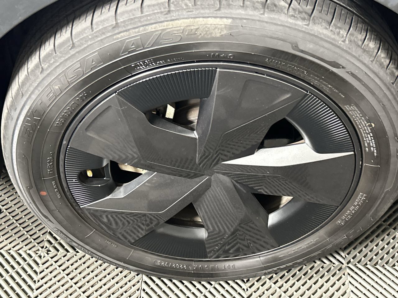 Used 2025 Toyota Prius LE FWD image 10
