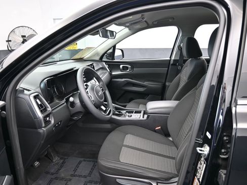 Used 2022 Kia Sorento LX image 11
