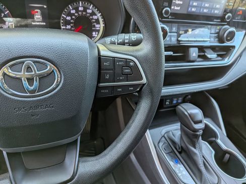 Used 2022 Toyota Highlander L FWD image 21