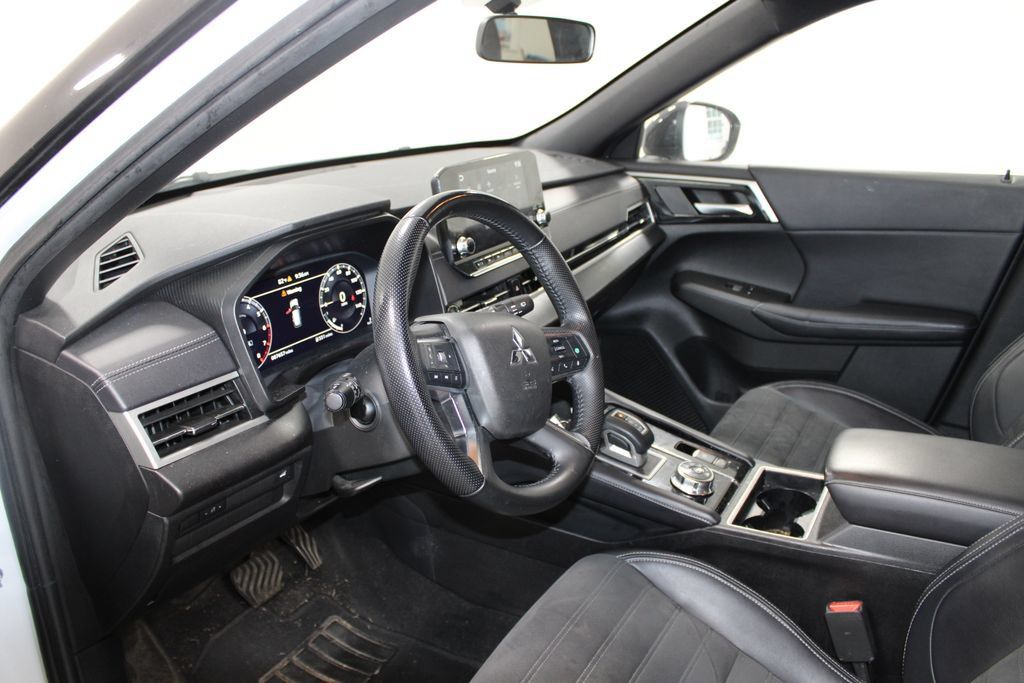 Used 2023 Mitsubishi Outlander SE Black Edition AWD/4WD image 16