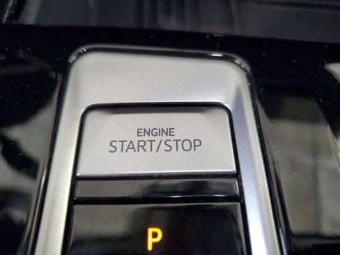 Used 2025 Volkswagen Atlas SE image 30