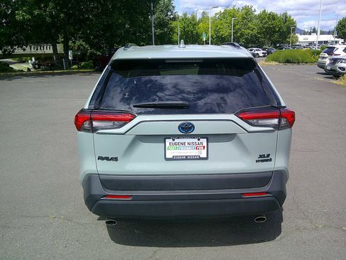 Used 2021 Toyota RAV4 XLE w/ XLE Grade Weather Package AWD/4WD image 4