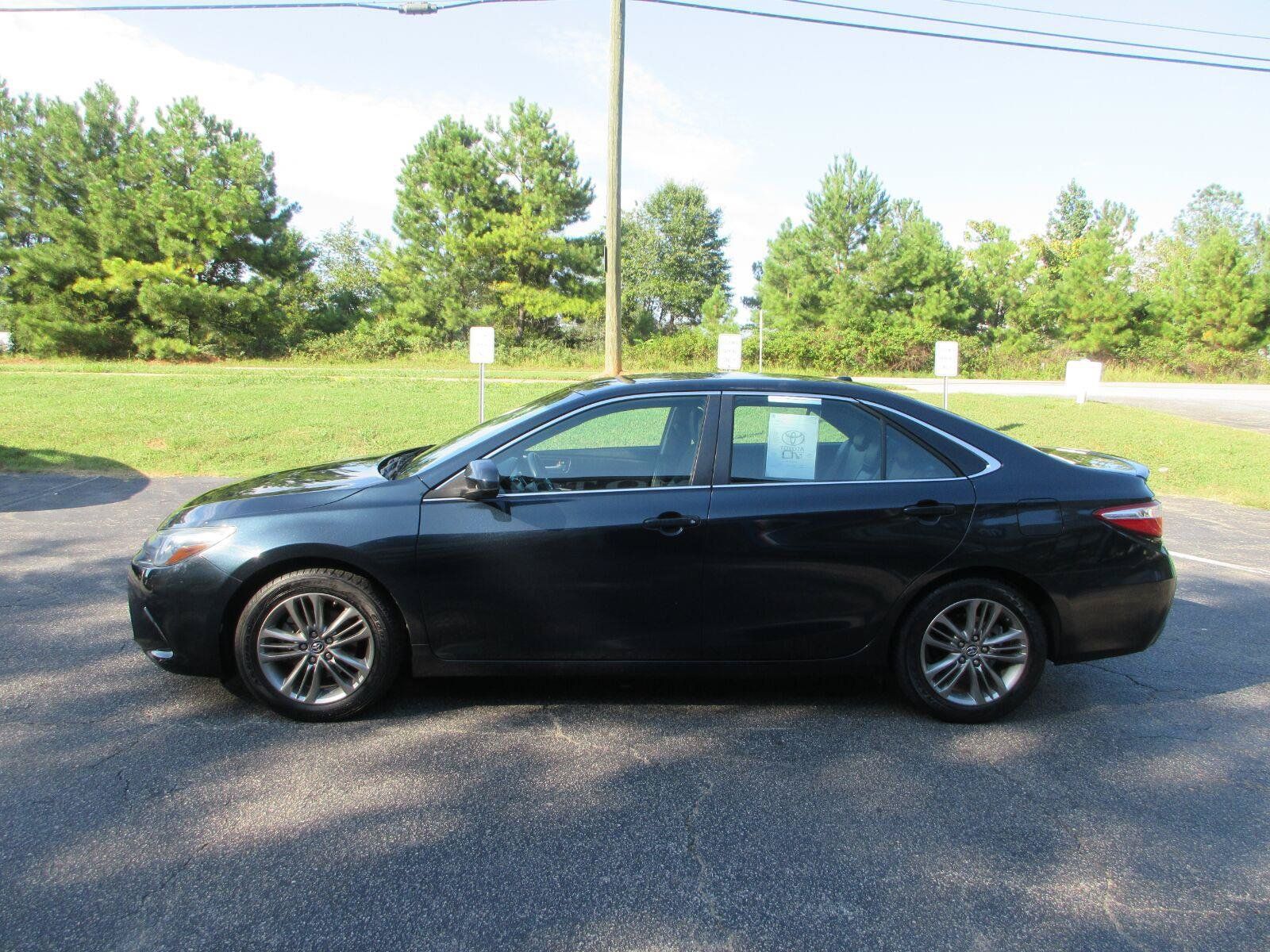 Used 2016 Toyota Camry SE w/ Moonroof Package FWD image 8