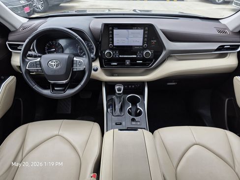 Used 2021 Toyota Highlander XLE FWD image 12
