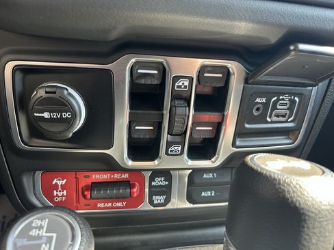 Used 2025 Jeep Wrangler Unlimited Rubicon AWD/4WD image 29