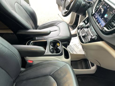 Used 2020 Chrysler Pacifica Touring-L image 27