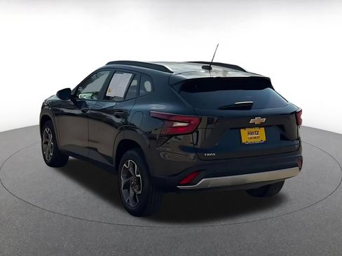 Used 2025 Chevrolet Trax LT FWD image 9