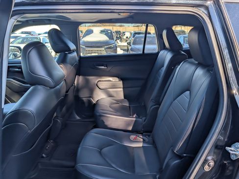 Used 2020 Toyota Highlander XLE image 15