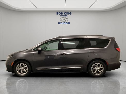 Used 2023 Chrysler Pacifica Limited FWD image 2