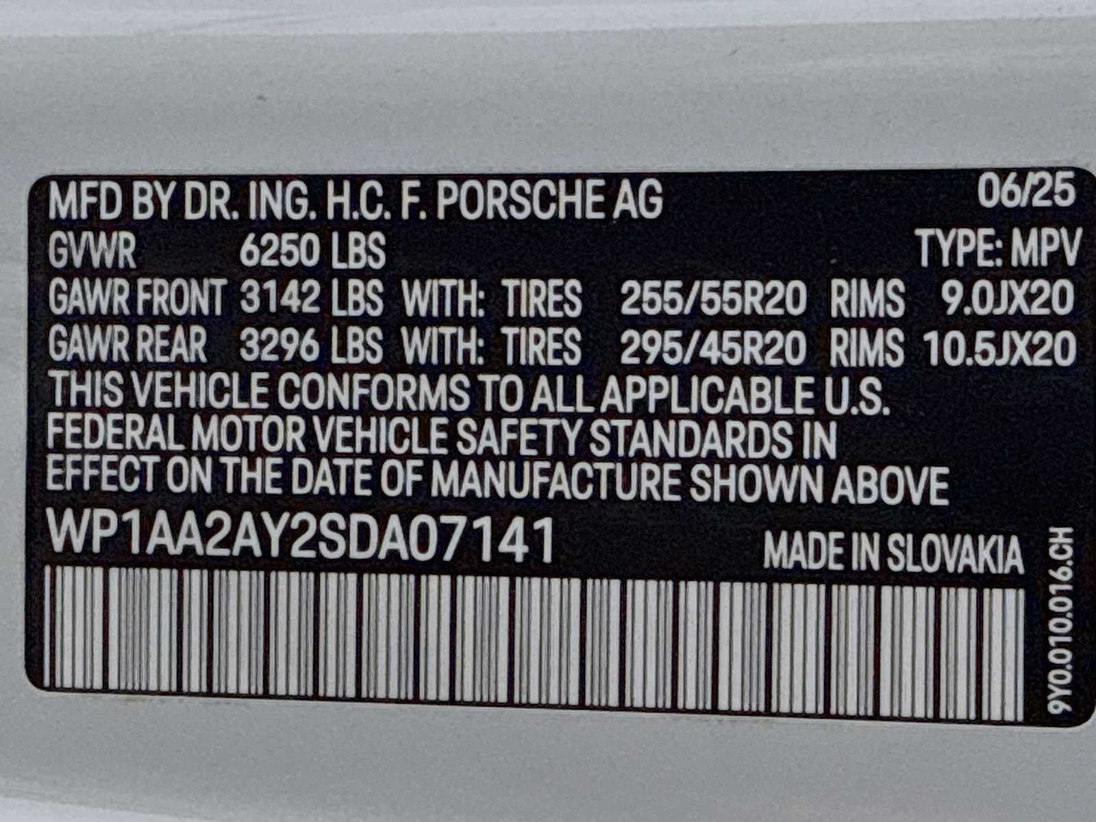 Certified 2025 Porsche Cayenne AWD/4WD image 33