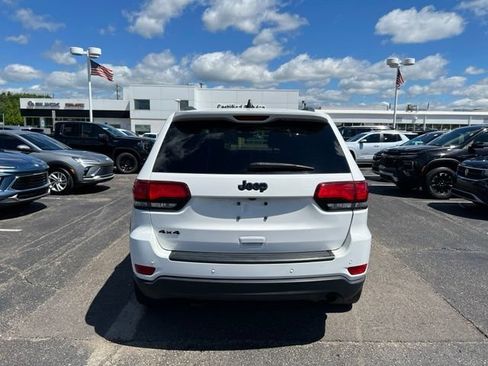 Used 2019 Jeep Grand Cherokee Laredo AWD/4WD image 4