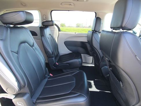 Used 2024 Chrysler Pacifica Touring-L FWD image 9