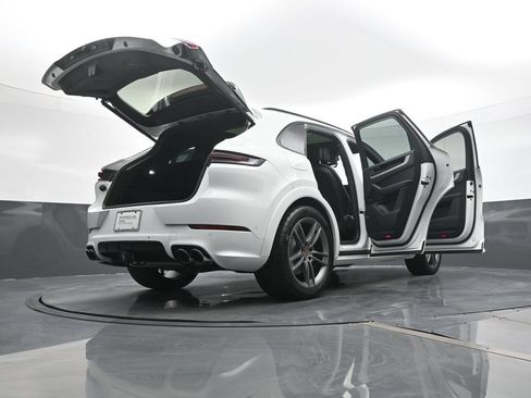 Certified 2025 Porsche Cayenne AWD/4WD image 26