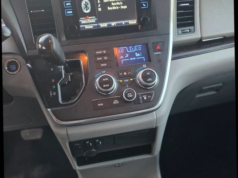 Used 2017 Toyota Sienna XLE FWD image 25