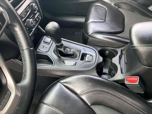 Used 2019 Jeep Cherokee Latitude Plus w/ Comfort/Convenience Group image 19