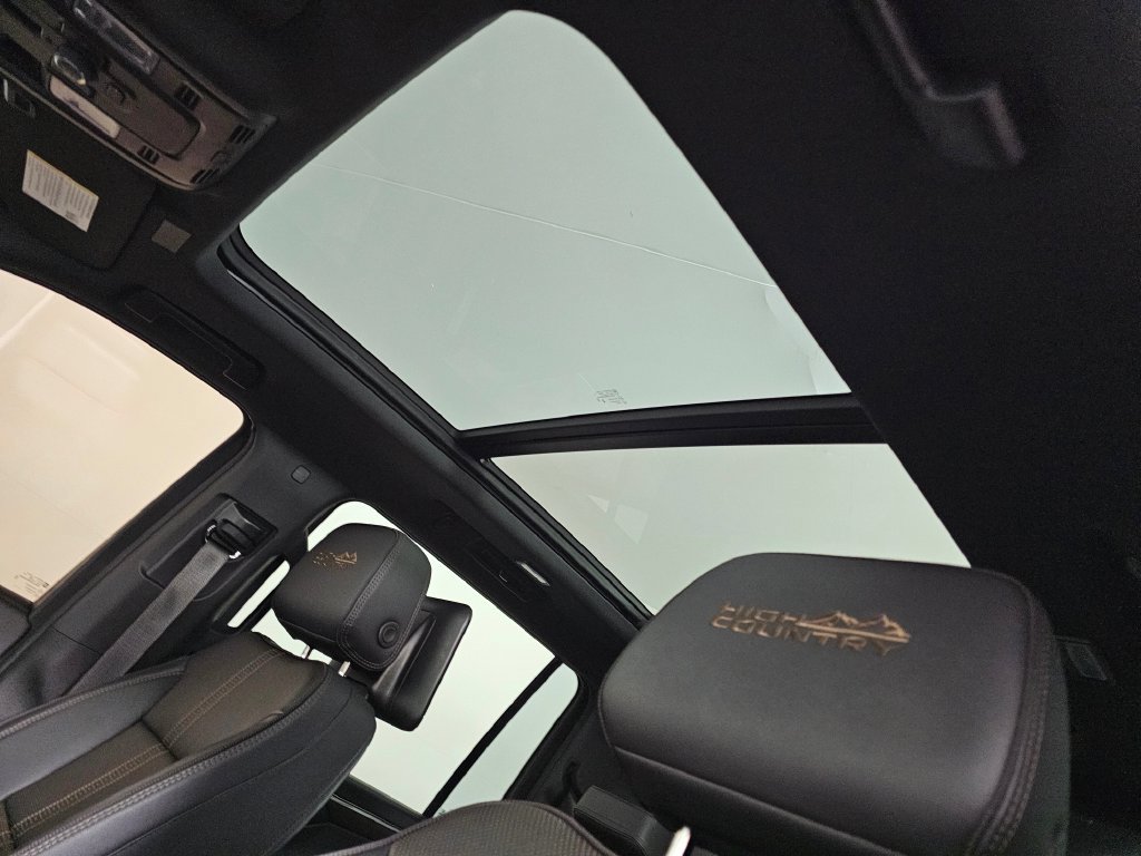 Used 2025 Chevrolet Suburban High Country AWD/4WD image 26