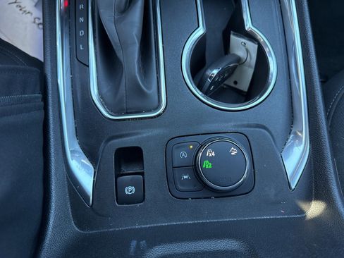 Used 2023 Chevrolet Traverse LT image 20