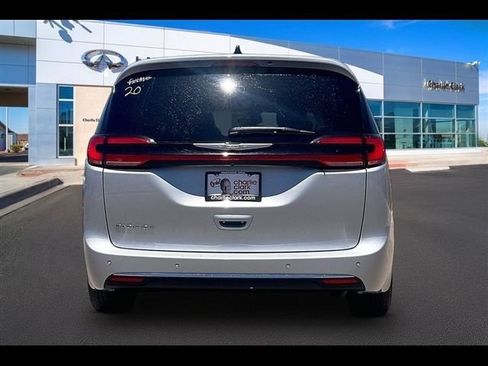 Used 2024 Chrysler Pacifica Touring-L FWD image 4
