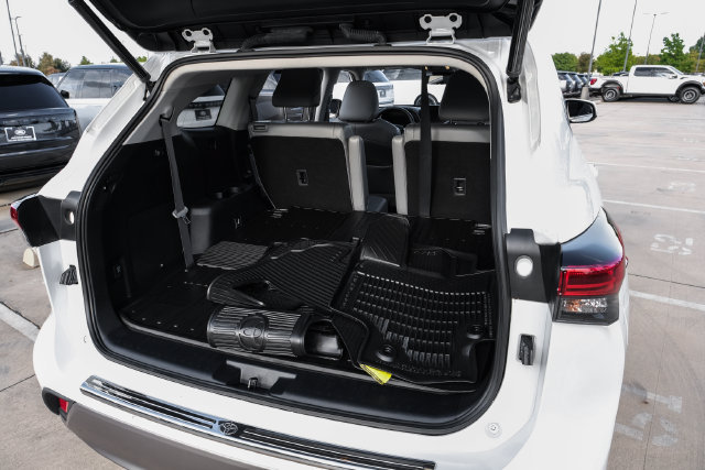Used 2023 Toyota Highlander Platinum FWD image 61