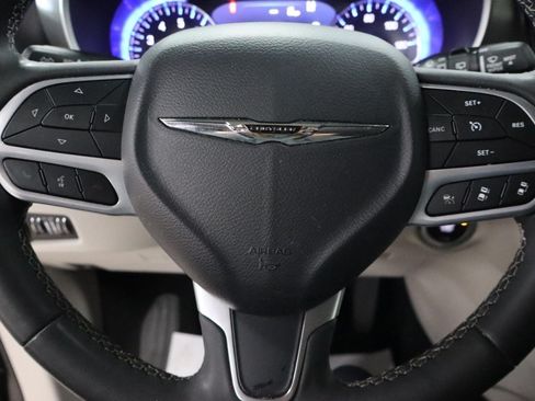 Used 2023 Chrysler Pacifica Touring-L FWD image 15