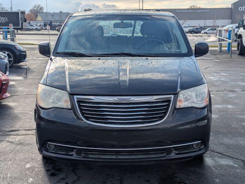 Used 2014 Chrysler Town & Country Touring image 10