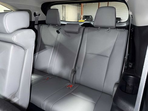 Used 2022 Toyota Highlander XLE AWD/4WD image 18