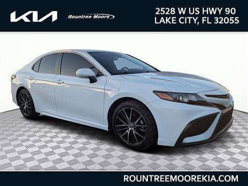Used 2022 Toyota Camry SE image 1