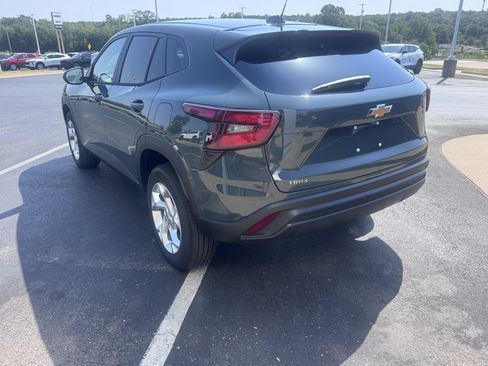 New 2026 Chevrolet Trax LS w/ LS Convenience Package FWD image 2