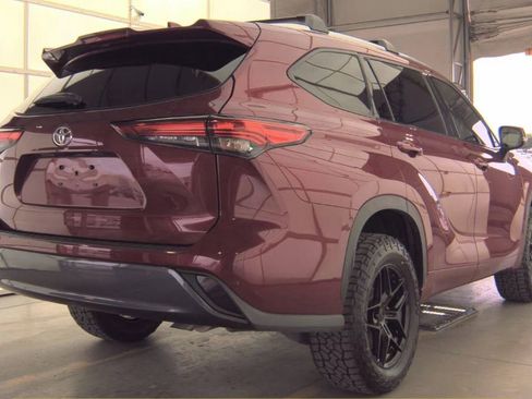 Used 2023 Toyota Highlander Limited FWD image 3