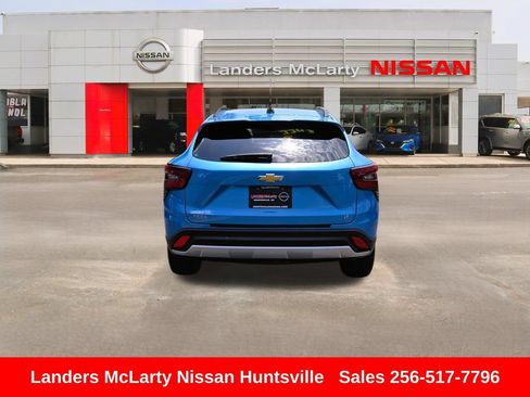 Used 2025 Chevrolet Trax LT FWD image 5