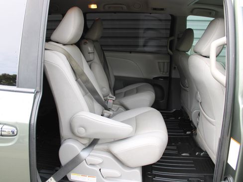 Used 2020 Toyota Sienna XLE w/ XLE Navigation Package image 37