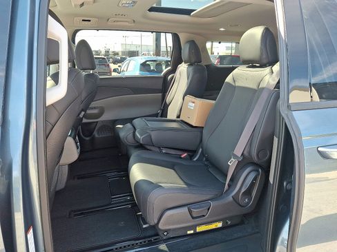 Used 2025 Kia Carnival SX image 11