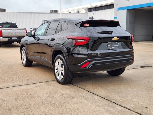 Certified 2025 Chevrolet Trax LS FWD image 8