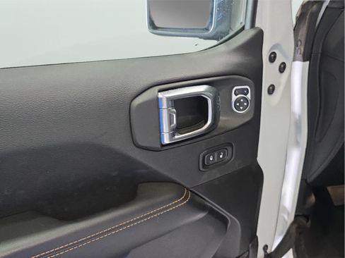 Used 2025 Jeep Wrangler Unlimited Sahara AWD/4WD image 9