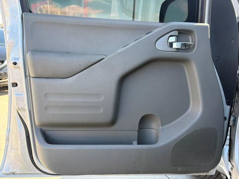 Used 2016 Nissan Frontier SV image 12