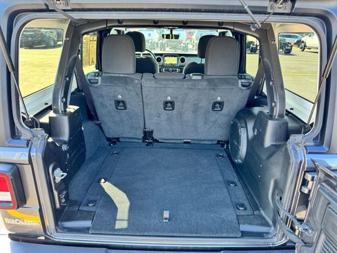 Used 2022 Jeep Wrangler Unlimited Sahara image 16