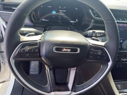 Used 2024 Jeep Grand Cherokee Limited w/ Black Appearance Package AWD/4WD image 16