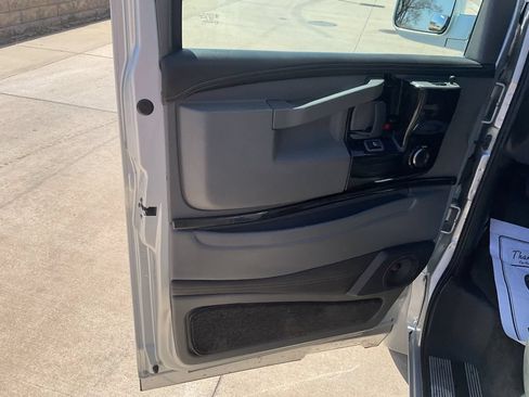 Used 2019 GMC Savana 2500 Extended RWD image 7