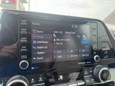 Used 2022 Toyota Highlander XLE FWD image 18