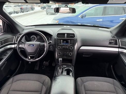 Used 2017 Ford Explorer XLT image 2