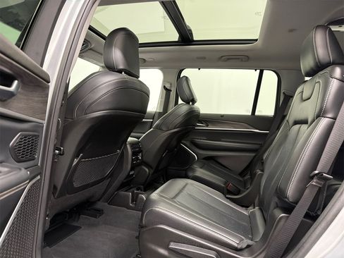 Used 2022 Jeep Grand Cherokee L Limited w/ Luxury Tech Group II image 19