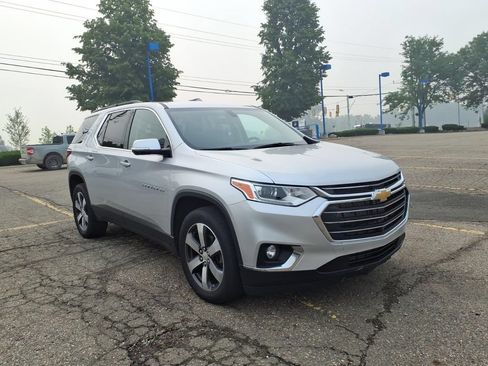 Used 2020 Chevrolet Traverse LT w/ LT Premium Package AWD/4WD image 3
