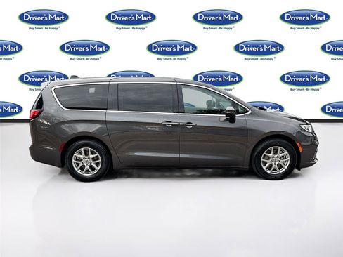 Used 2023 Chrysler Pacifica Touring-L FWD image 8