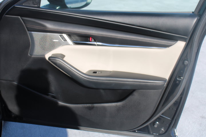 Used 2019 MAZDA MAZDA3 Hatchback w/ Preferred Package FWD image 18