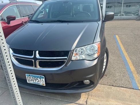 Used 2018 Dodge Grand Caravan SXT FWD image 3