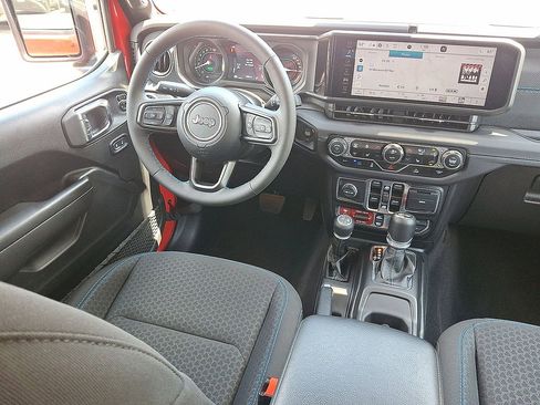 Used 2025 Jeep Wrangler Unlimited Rubicon 4xe w/ Convenience Group AWD/4WD image 15