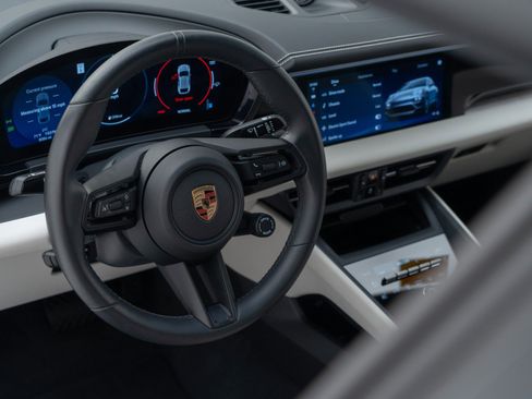Certified 2025 Porsche Macan Electric image 20