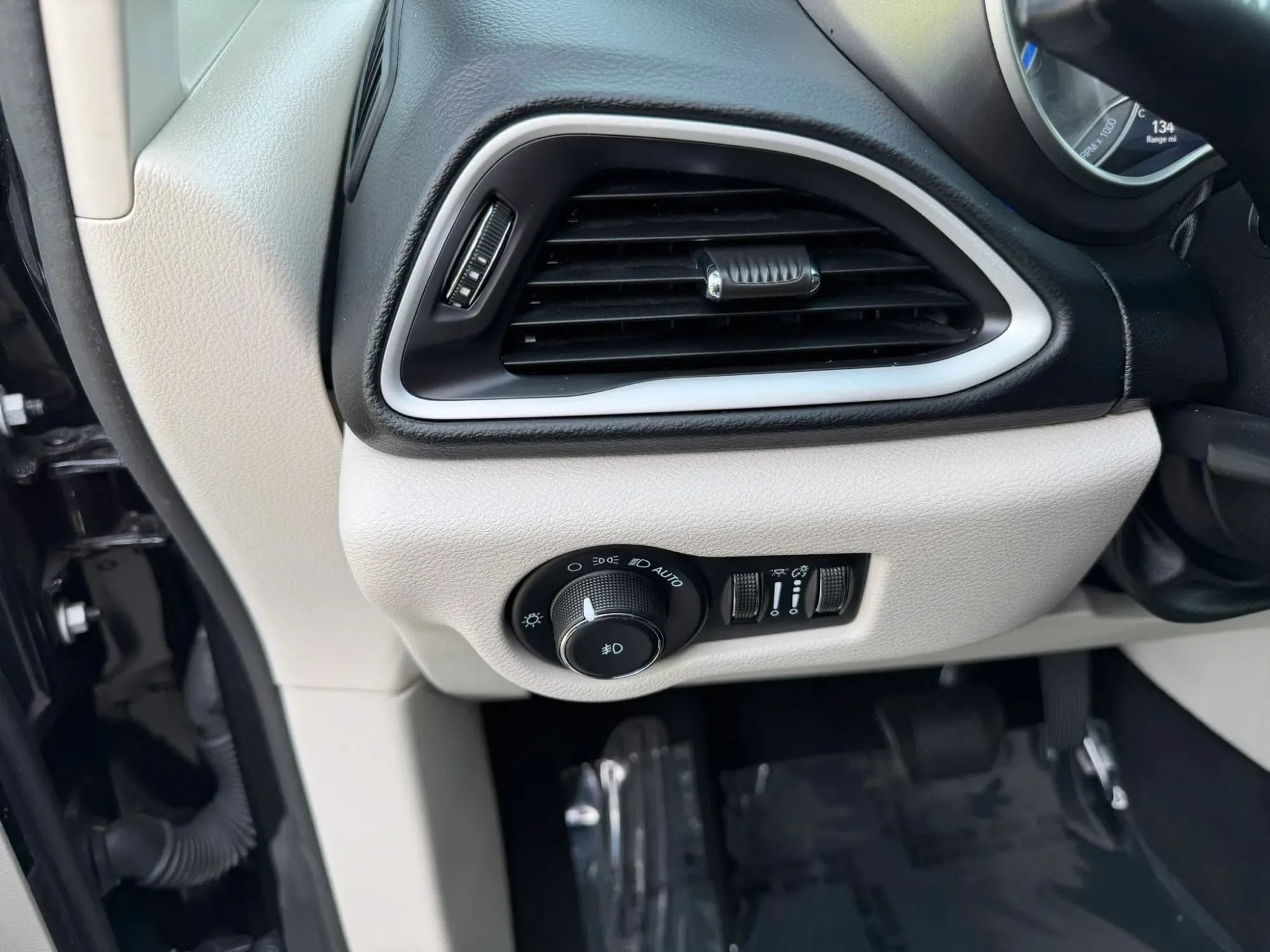Used 2023 Chrysler Pacifica Touring-L FWD image 14