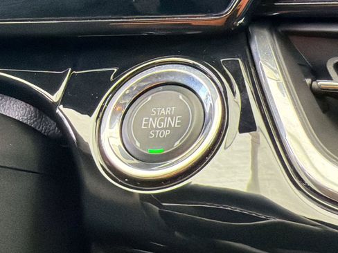 Certified 2025 Chevrolet Trax RS w/ Sunroof Package FWD image 27